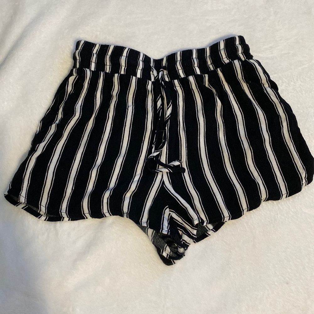 Forever 21 xs black and white striped flowy shorts